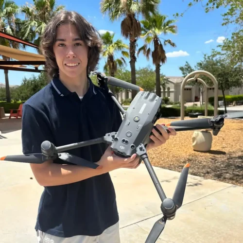 Rapaz com drone que salva animais perdidos